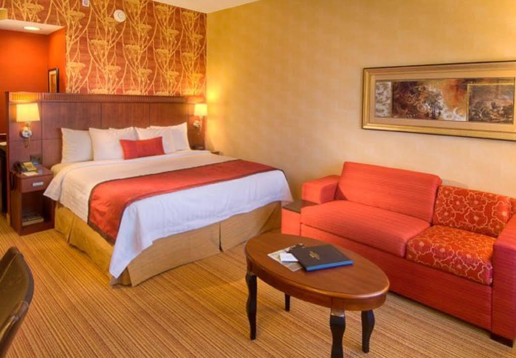 Отель Courtyard Lancaster Fertility Экстерьер фото