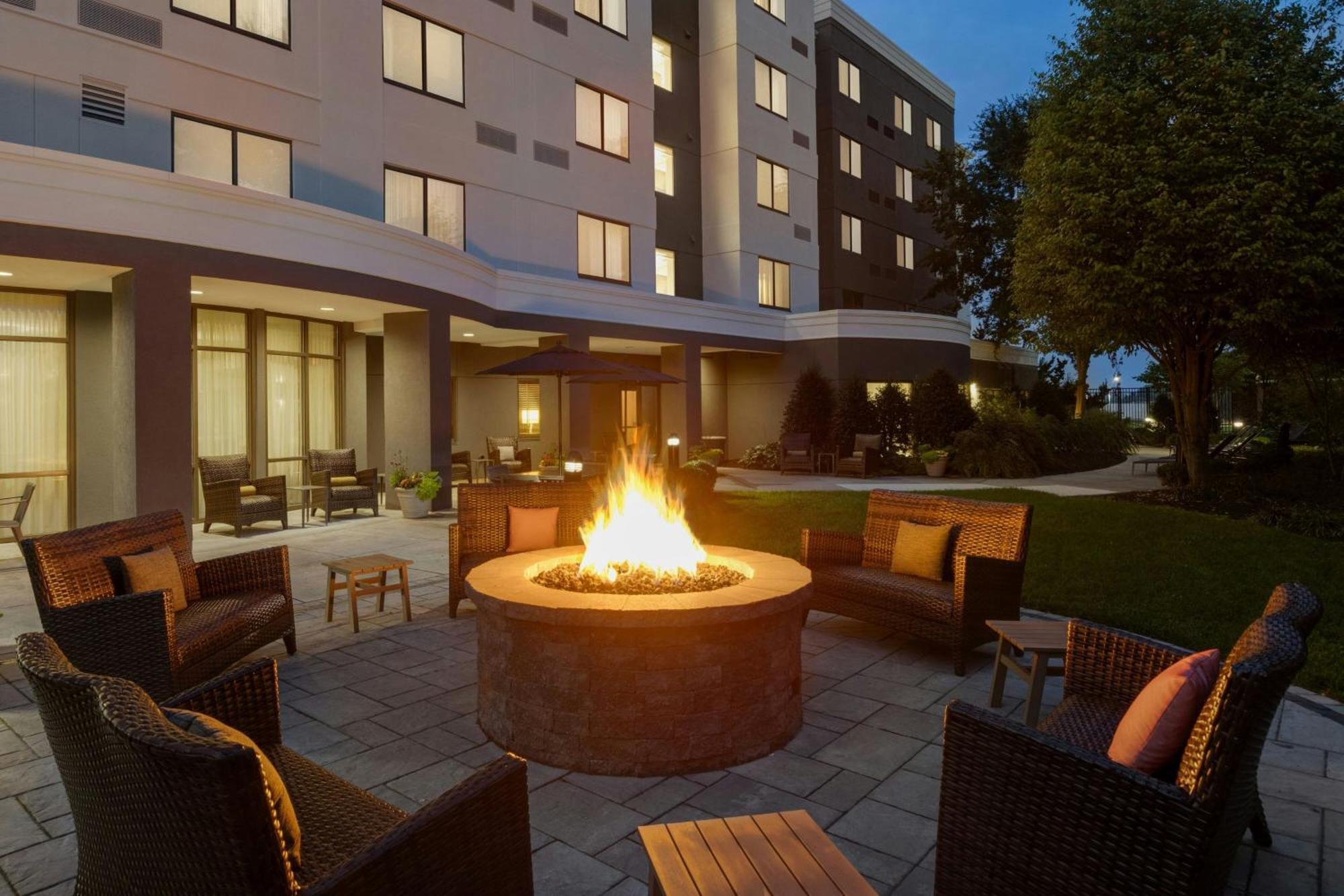 Отель Courtyard Lancaster Fertility Экстерьер фото