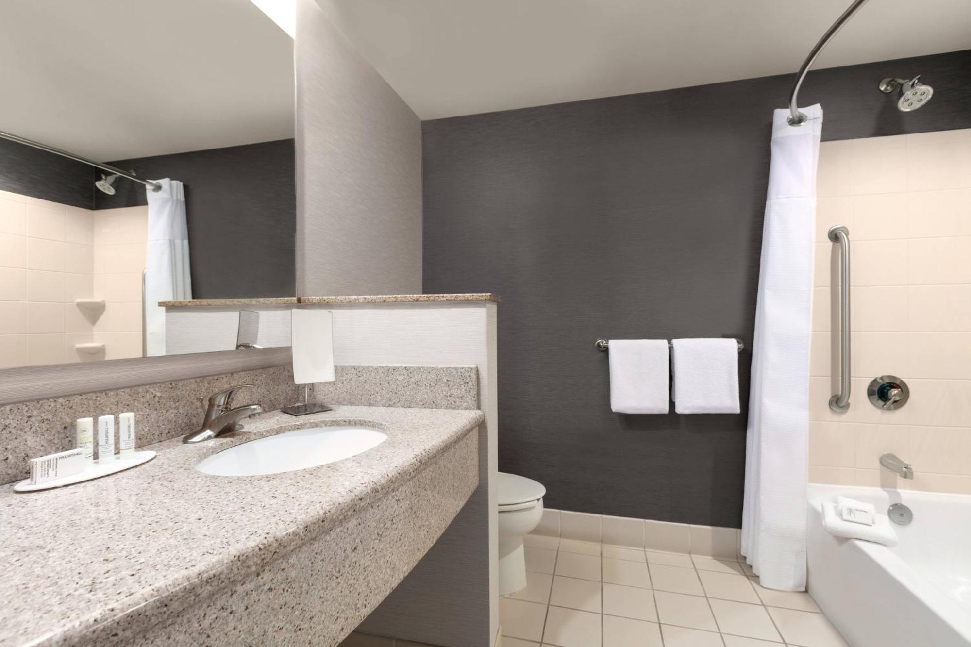Отель Courtyard Lancaster Fertility Экстерьер фото