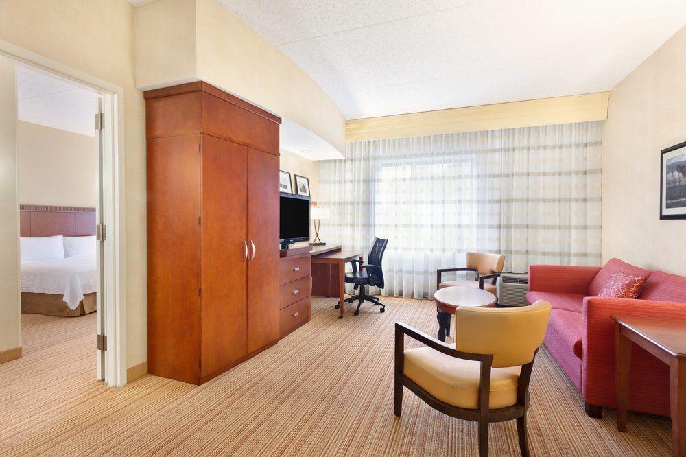 Отель Courtyard Lancaster Fertility Экстерьер фото
