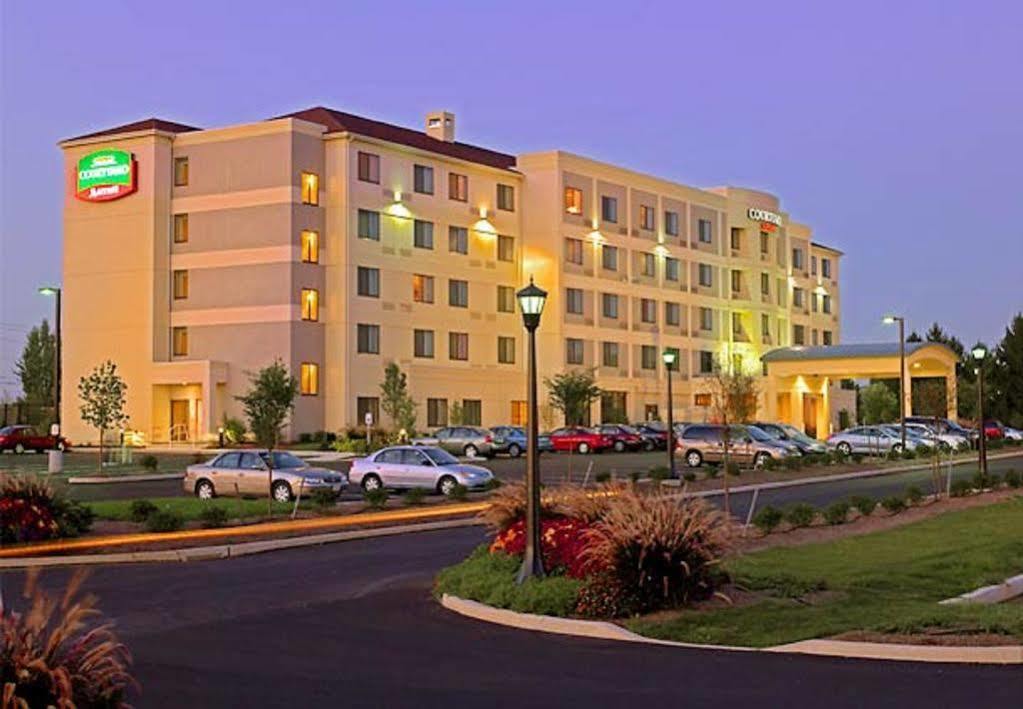 Отель Courtyard Lancaster Fertility Экстерьер фото