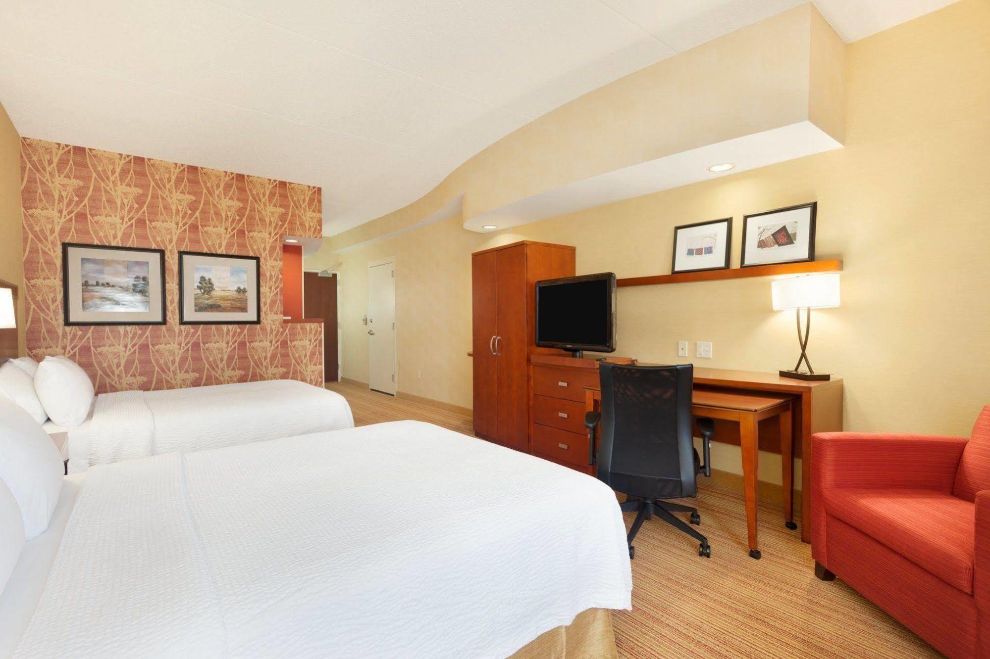 Отель Courtyard Lancaster Fertility Экстерьер фото