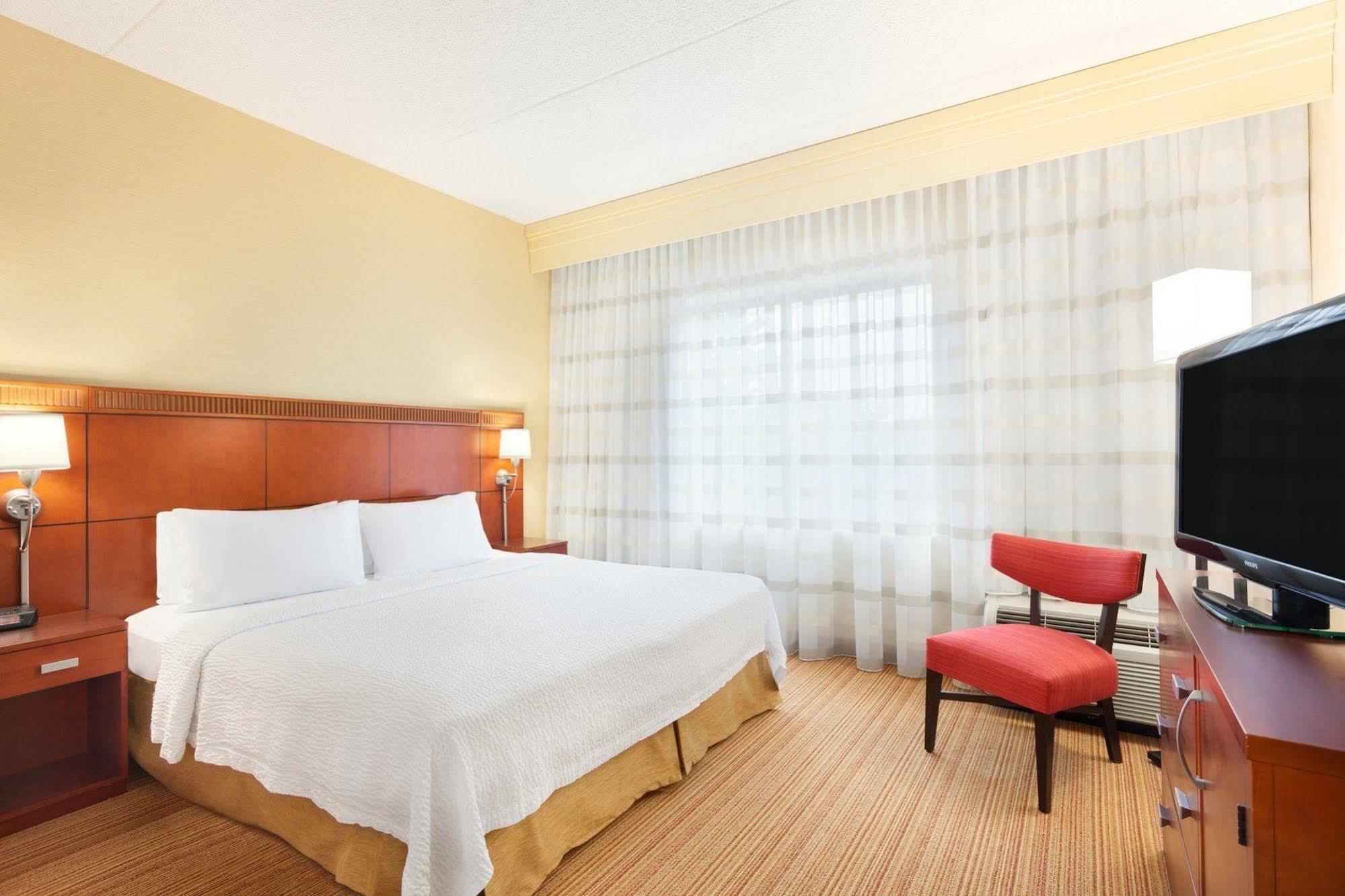 Отель Courtyard Lancaster Fertility Экстерьер фото